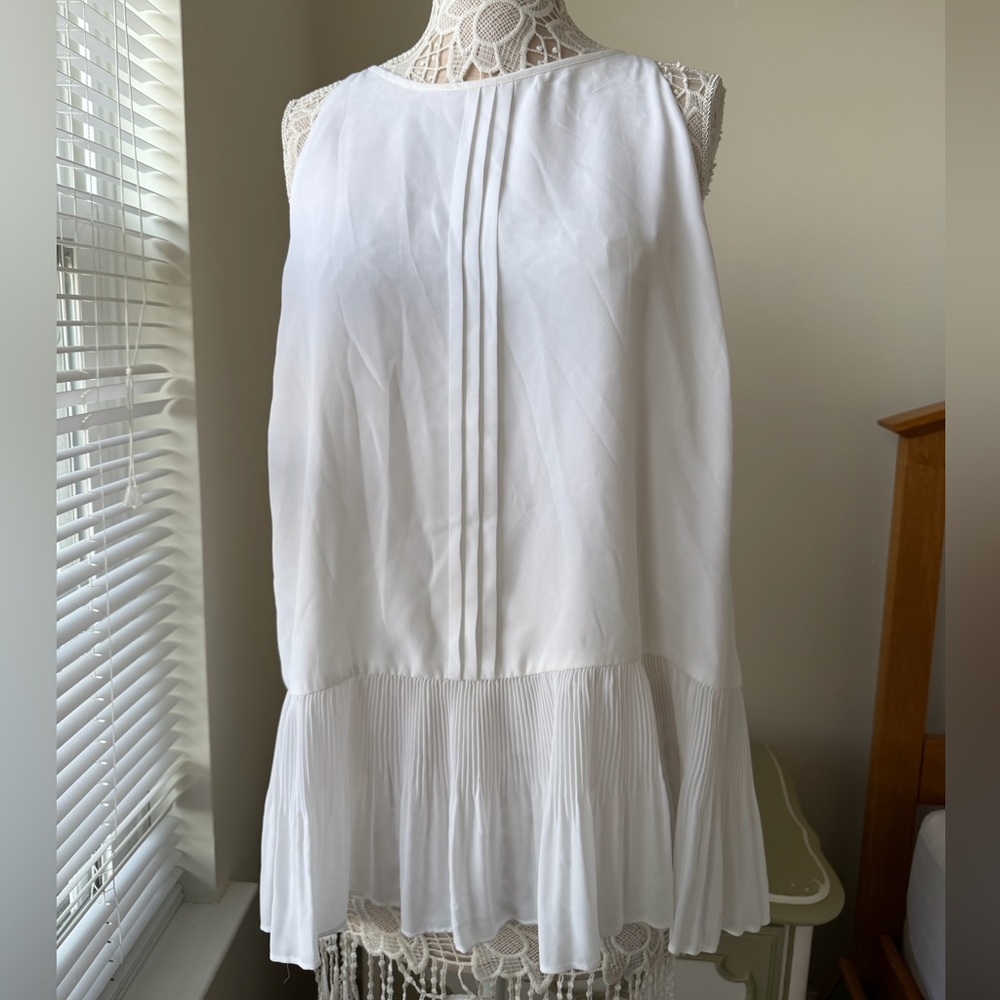 EUC Cato White Sleeveless Blouse Pleated Ruffle Hem Plus Size 22/24 3x Tuxedo